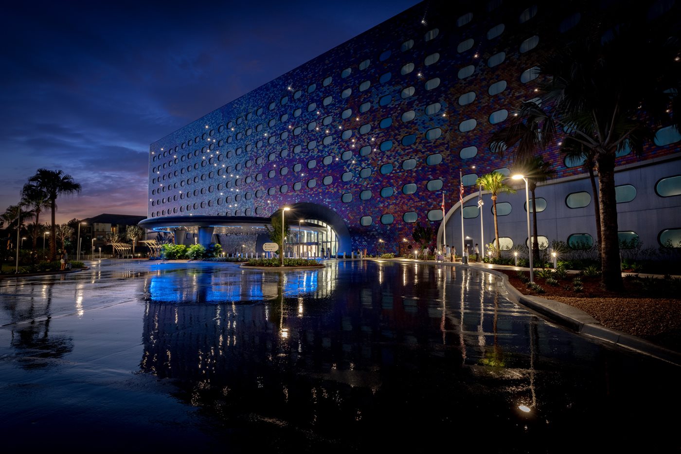 Façade de l'hôtel de nuit, Universal Stella Nova Resort, Orlando