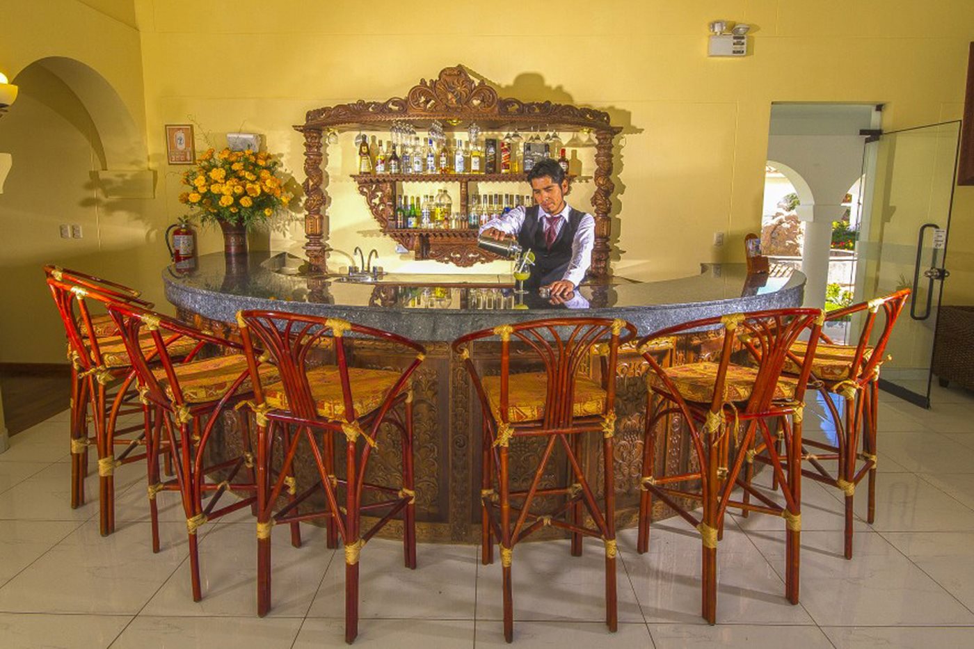 Bar Capuli, Agustos Urubamba
