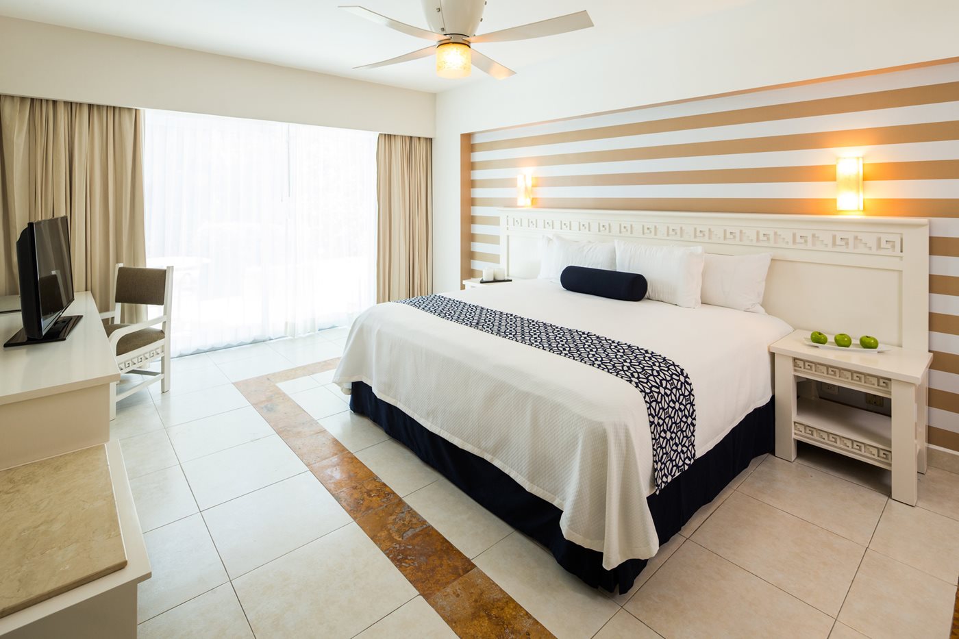 Emerald Swim-up Suite, BlueBay Grand Esmeralda