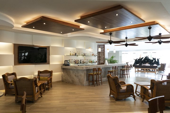 Tabaco & Ron lobby bar, The Reef Coco Beach