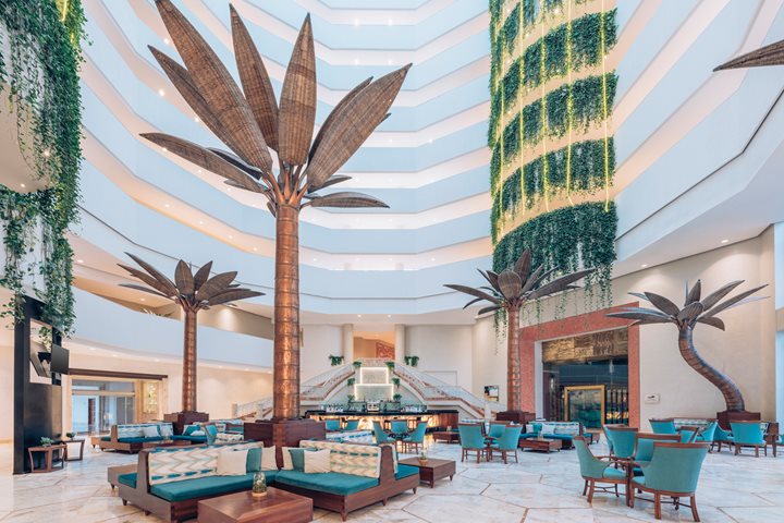 Las Palmas Lobby Bar at Iberostar Selection Cancún serving cocktails and light bites in a sophisticated lounge setting in the Cancun Hotel Zone