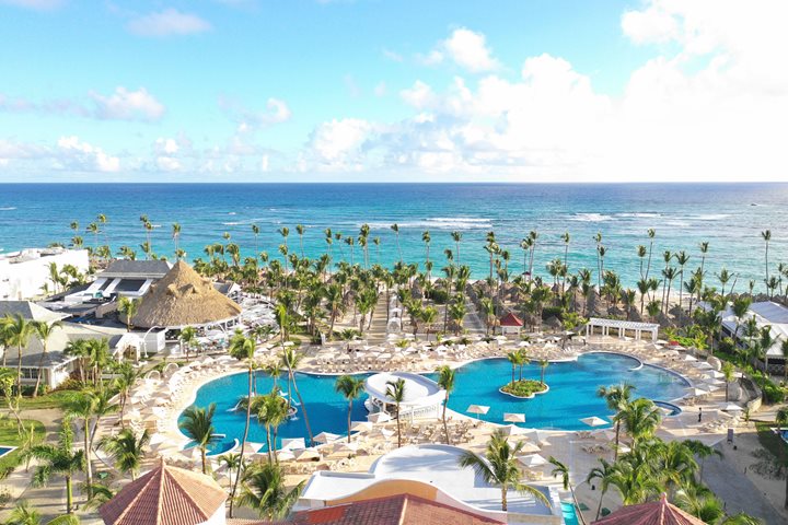 Vue aérienne de la piscine et de la plage, Bahia Principe Luxury Ambar, Punta Cana