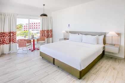 Chambre vue mer très grand lit, Grand Decameron Cornwall Beach, A Trademark All-Inclusive Resort