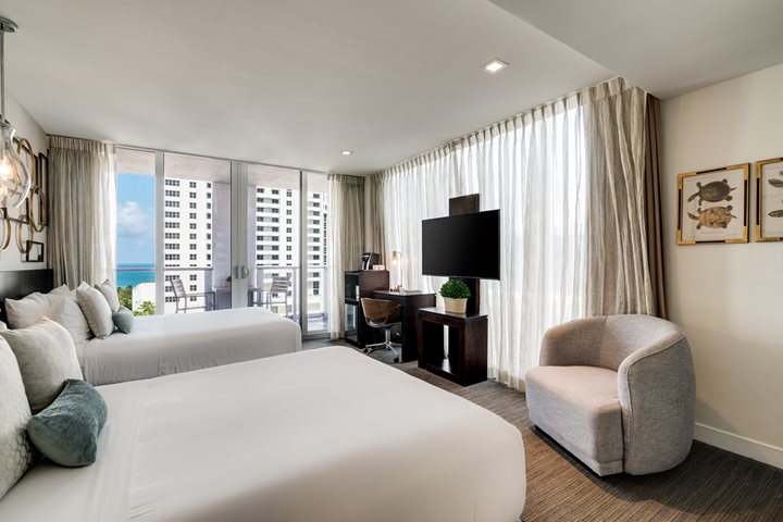 Vue piscine avec balcon double grand lit, Iberostar Waves Berkeley Shore