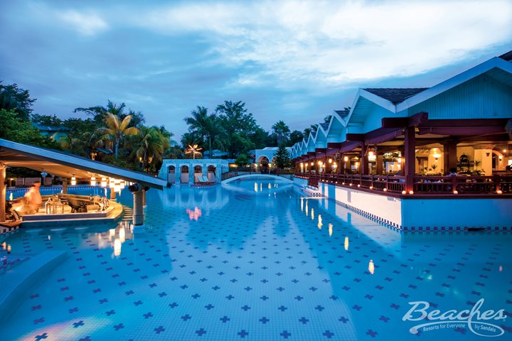 Piscine en soirée, Beaches Negril Resort & Spa