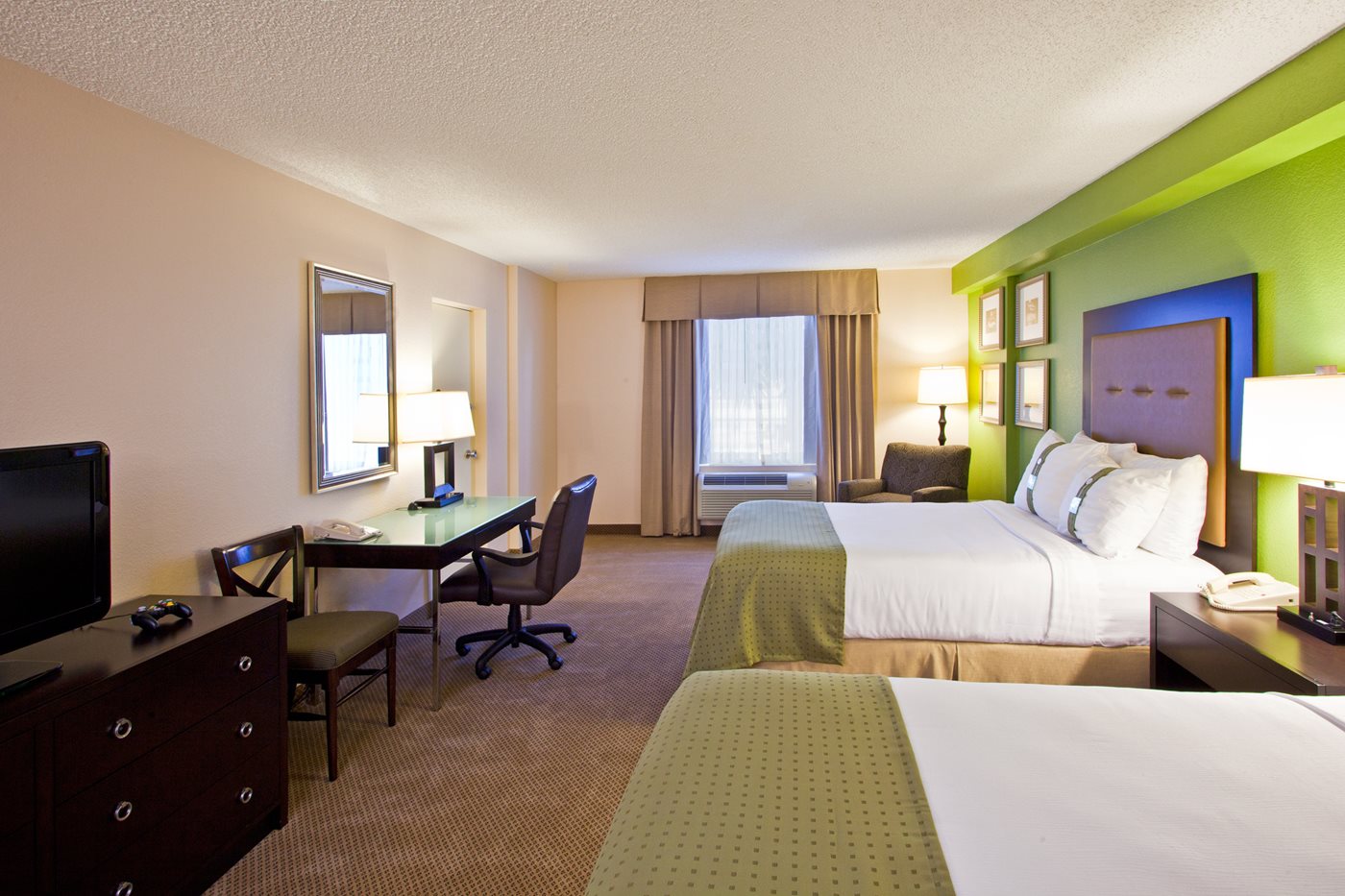 Rooms - Holiday Inn and Suites across from Universal Orlando - Orlando