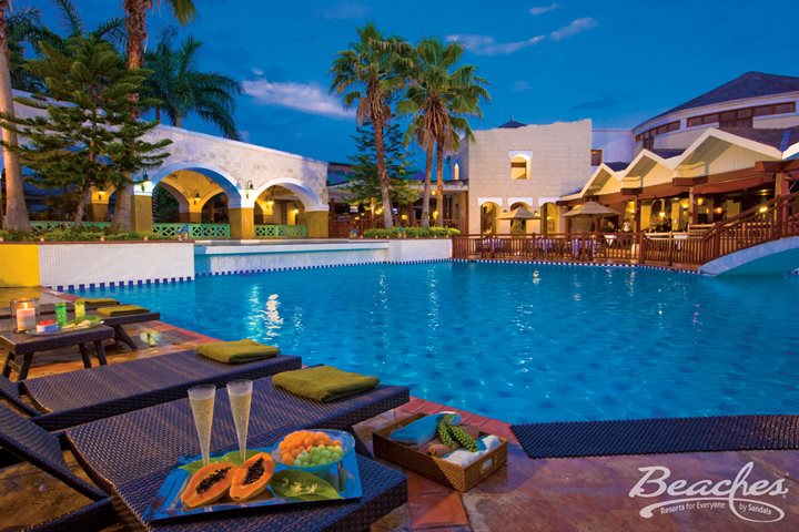 Piscine en soirée, Beaches Negril Resort & Spa