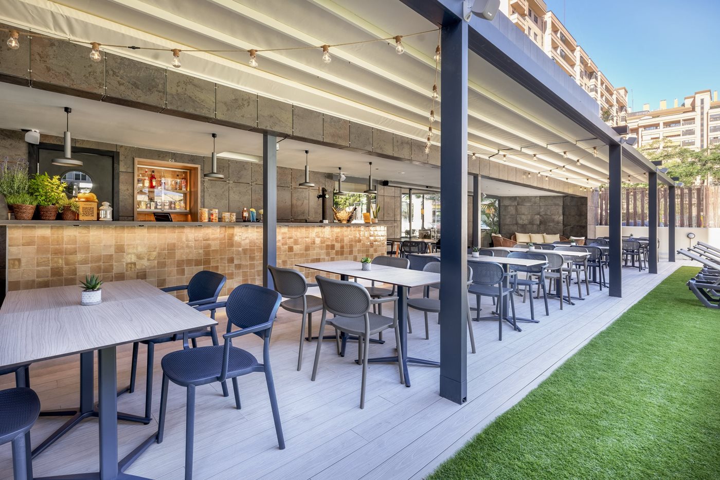 Bar de la piscine, Innside Valencia Oceanic