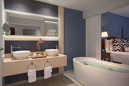 Suite Junior vue jardin très grand lit, Secrets St. James Montego Bay